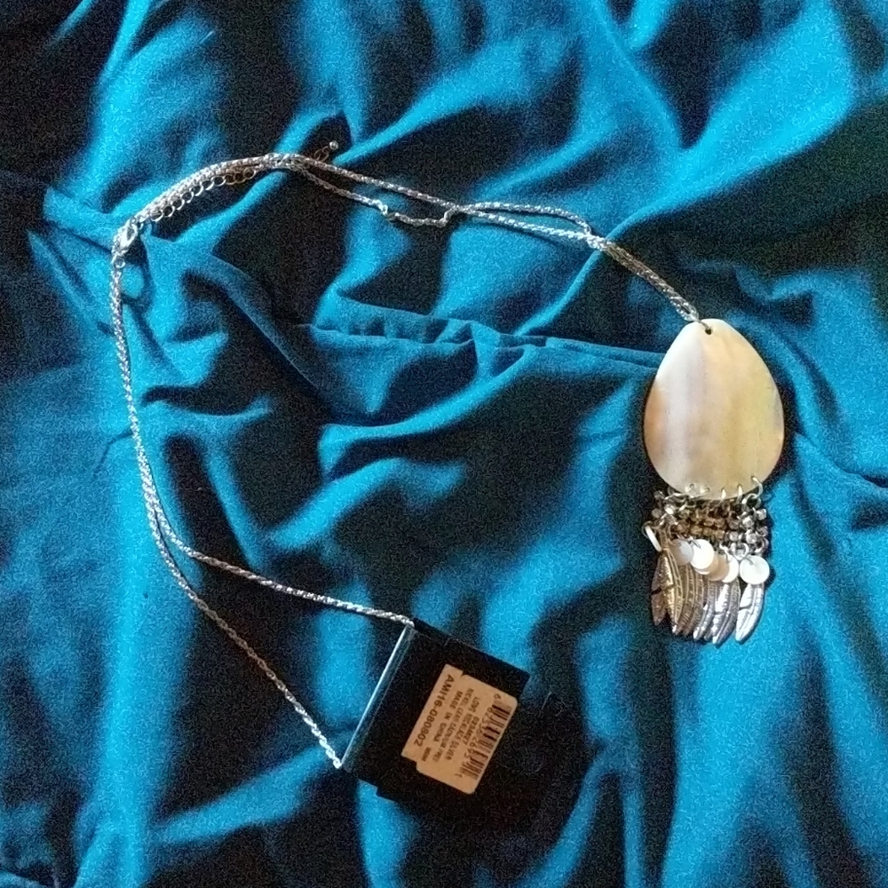 Bijoux Terner necklace w/ shell and feathers